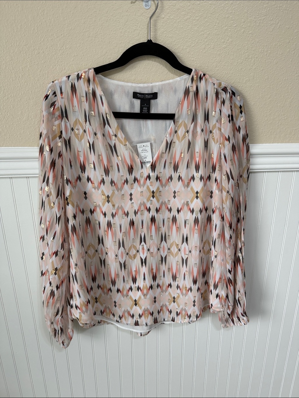 NWT White House Black Market size 4 WOMEN’s Pink Multi Geometric V-Neck Blouse